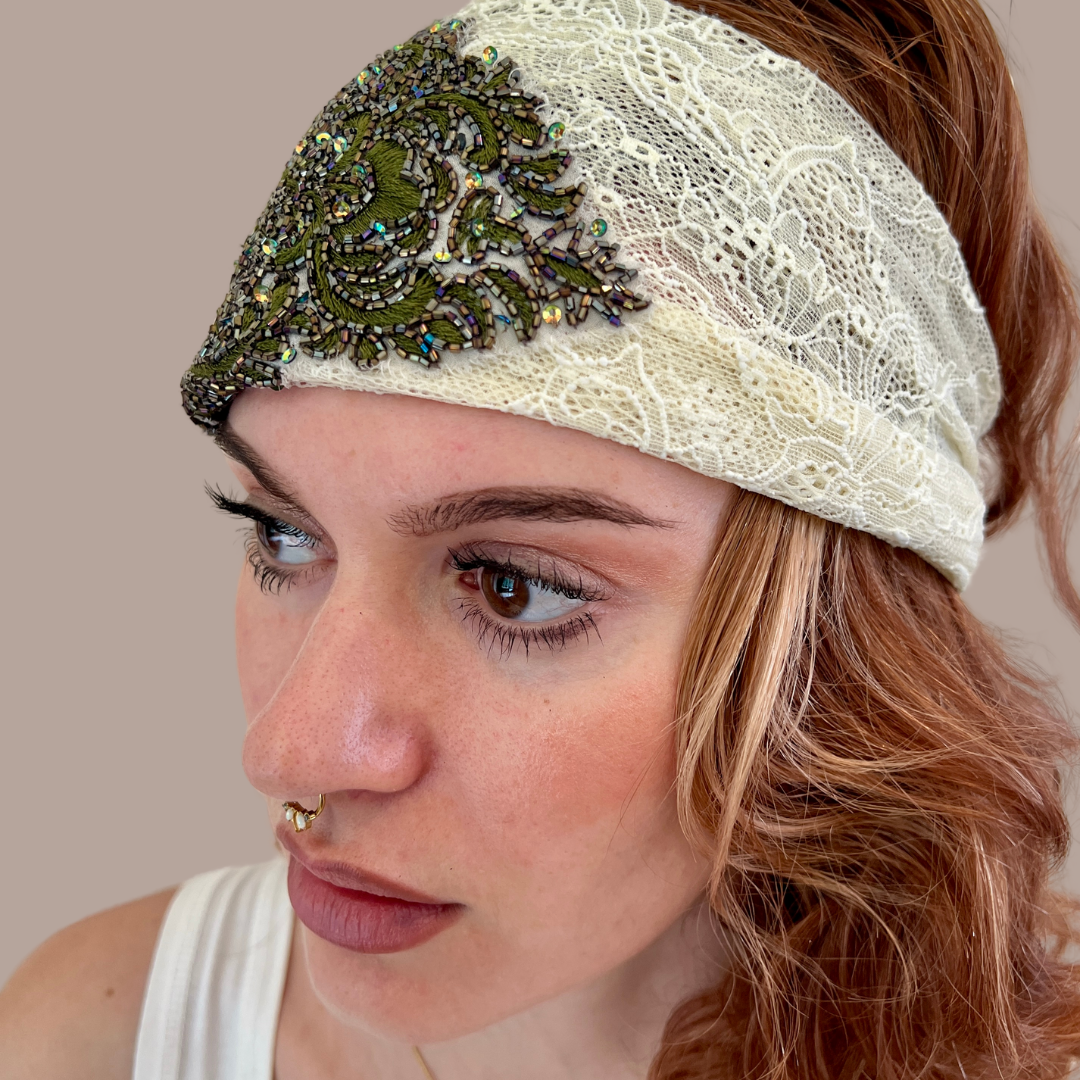 Woman in Stretch Lace Appliqué Headband Peripherii